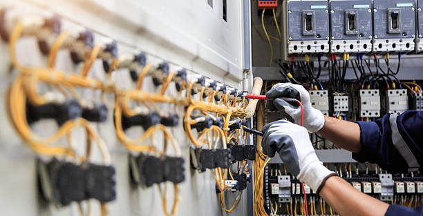 Professional Electrician technician working in Barrington Hills, IL